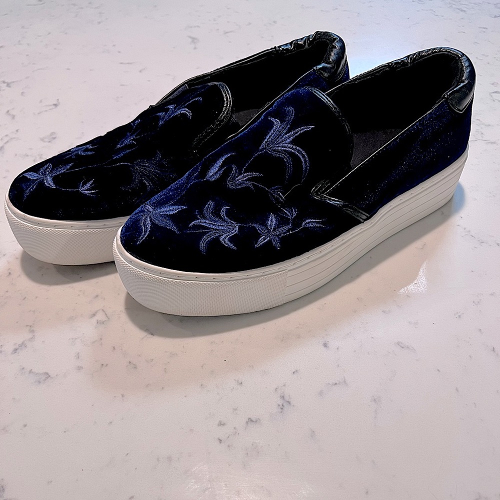 Kenneth Cole Blue Suede Patterned Platform Alesy sneaker - Size 9